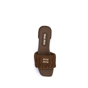 Schwarze Lamm-Ovis-Aries-Aries-Sandalen