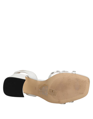 Weiße Blockabsatz-Sandalen mit Nieten und Wickelriemen Schuhe
