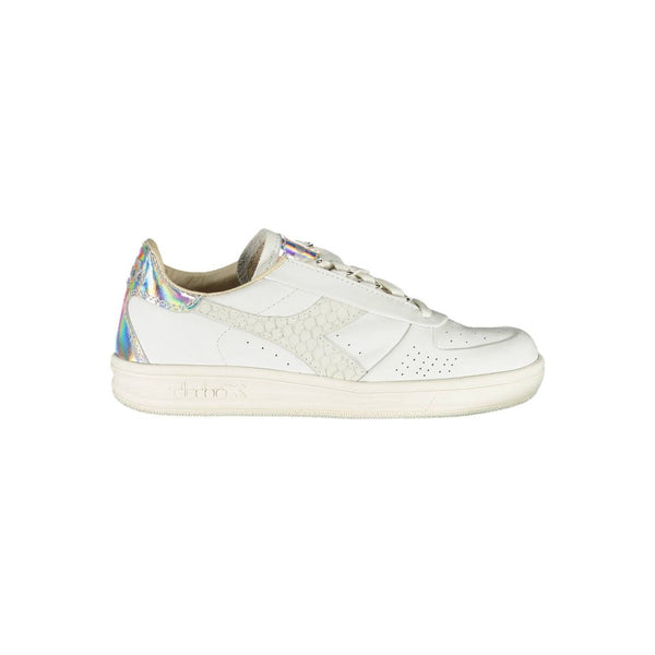 Sneaker aus weißem Stoff