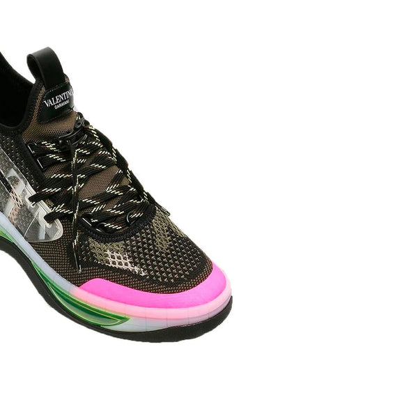 Schwarze Stoff-Sportschuhe