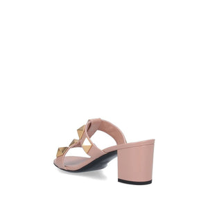 Beigefarbene Sandalen aus Kalbsleder