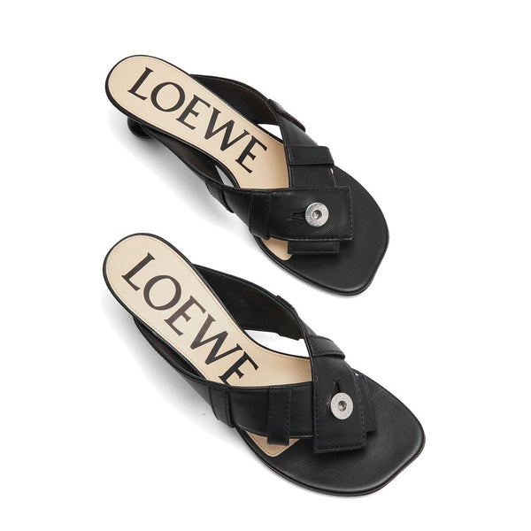 Schwarze Sandalen mit Lammlederriemen