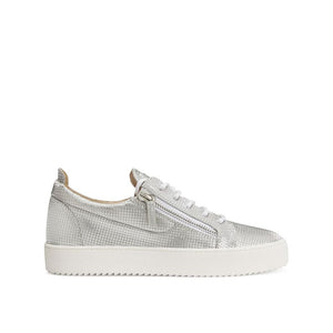 Silberne Stoff-Sneaker mit niedrigem Schaft