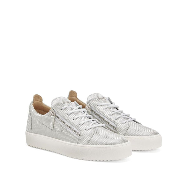 Silberne Stoff-Sneaker mit niedrigem Schaft