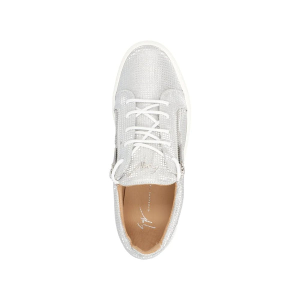 Silberne Stoff-Sneaker mit niedrigem Schaft