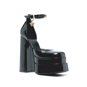 Schwarze Plateau-Pumps aus Kalbsleder