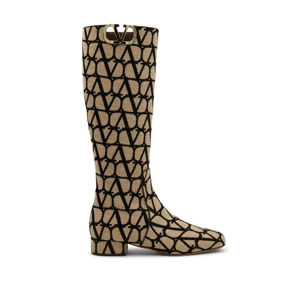 Beigefarbene Leinenschuhe