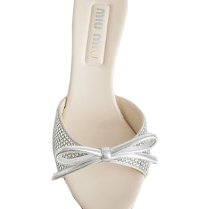 Silberne Seiden-Mules