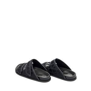 Schwarze Stoff-Sandalen