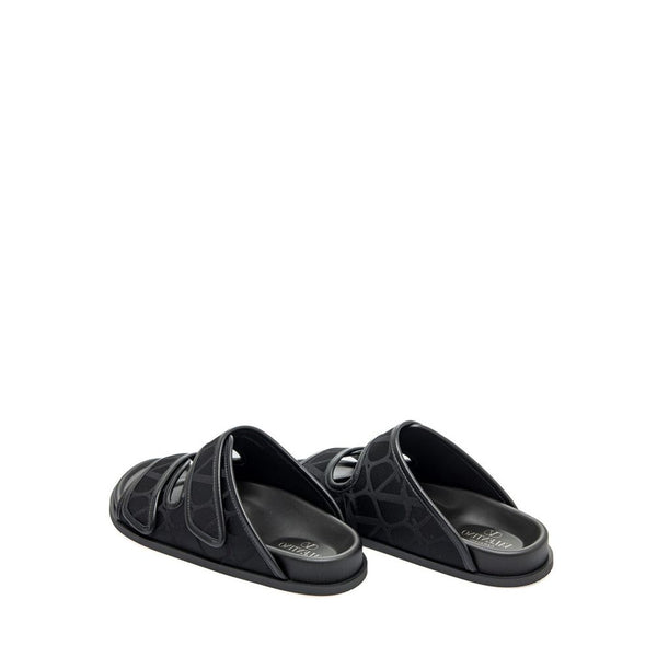 Schwarze Stoff-Sandalen