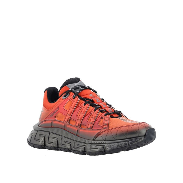 Orangefarbene Sportschuhe aus Stoff