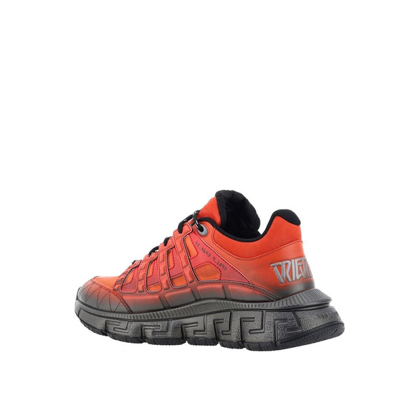 Orangefarbene Sportschuhe aus Stoff