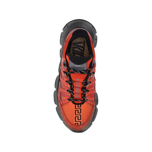 Orangefarbene Sportschuhe aus Stoff