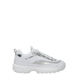 Weiße klobige Turnschuhe aus Polyethylen