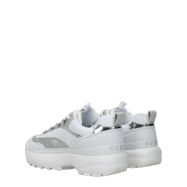 Weiße klobige Turnschuhe aus Polyethylen