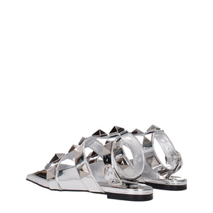 Graue flache Sandalen aus Leder