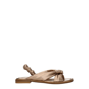 Flache Sandalen aus Leder in Gold