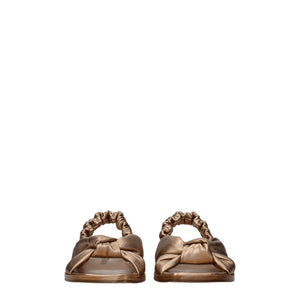 Flache Sandalen aus Leder in Gold