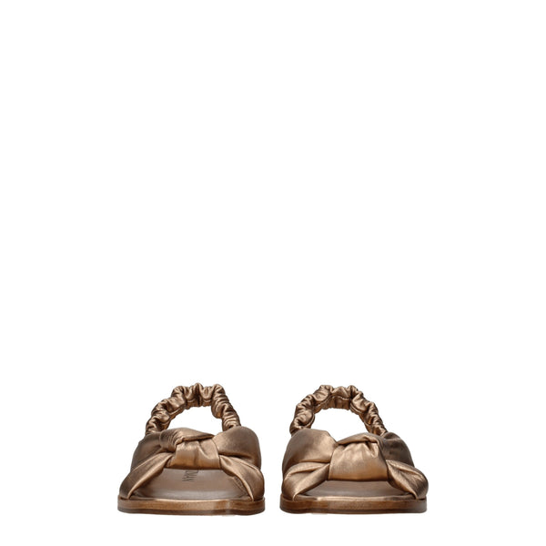 Flache Sandalen aus Leder in Gold