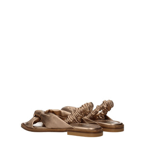 Flache Sandalen aus Leder in Gold