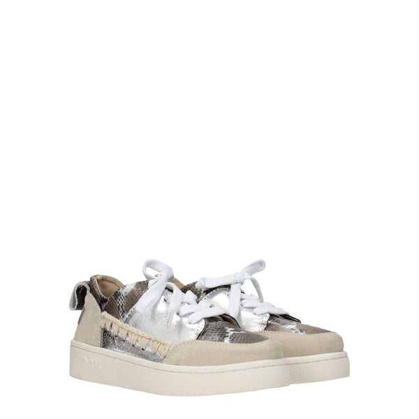 Graue Leder-Sneakers mit niedrigem Schaft