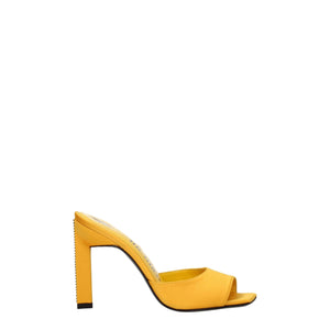 Sandaletten mit Stiletto-Absatz aus Satin in Orange