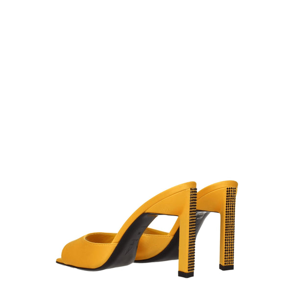 Sandaletten mit Stiletto-Absatz aus Satin in Orange