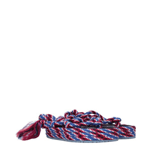 Flache Sandalen aus blauem Stoff