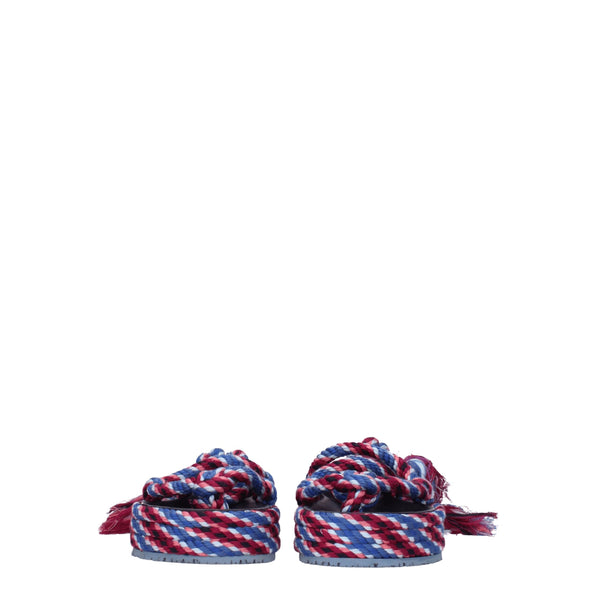 Flache Sandalen aus blauem Stoff