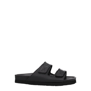 Flache Sandalen aus schwarzem Leder