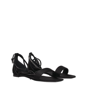 Flache Sandalen aus schwarzem Satin