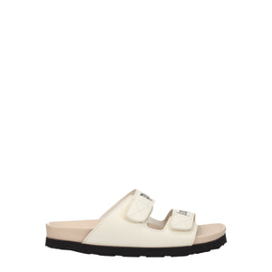 Flache Sandalen aus Leder in Beige