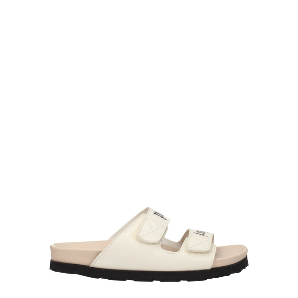 Flache Sandalen aus Leder in Beige