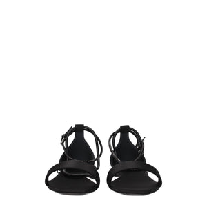 Flache Sandalen aus schwarzem Satin