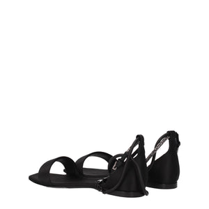 Flache Sandalen aus schwarzem Satin