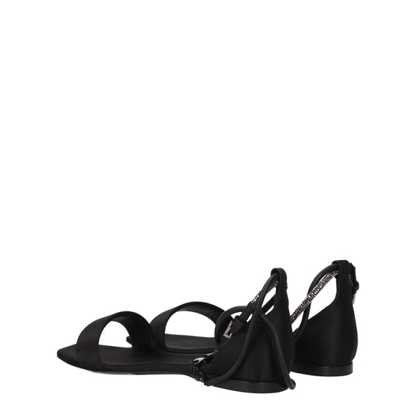 Flache Sandalen aus schwarzem Satin