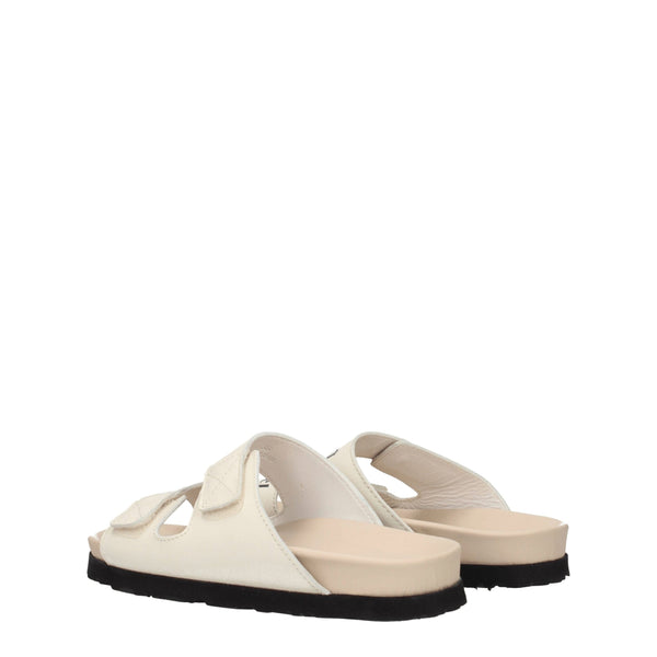 Flache Sandalen aus Leder in Beige