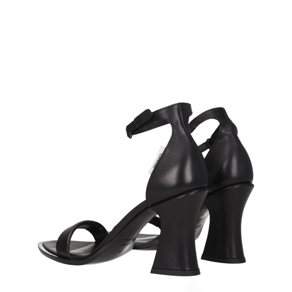 Schwarze Ledersandalen