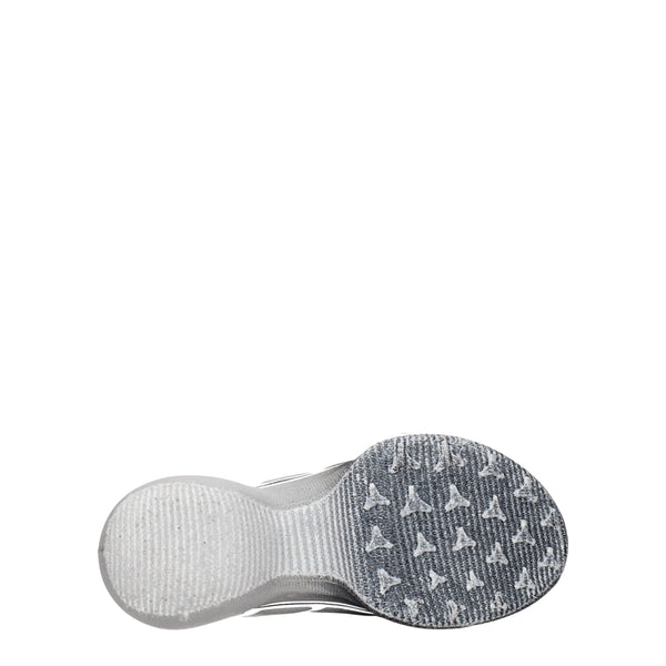 Schwarzer Stoff Sportliche Turnschuhe
