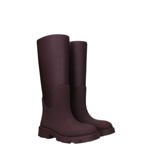 Rote Regenstiefel aus Baumwolle