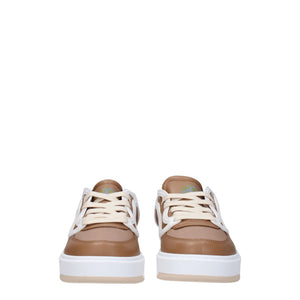 Braune klobige Turnschuhe aus Stoff