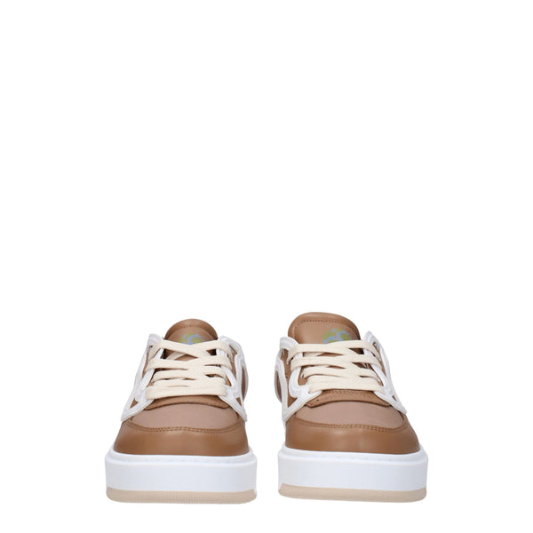 Braune klobige Turnschuhe aus Stoff
