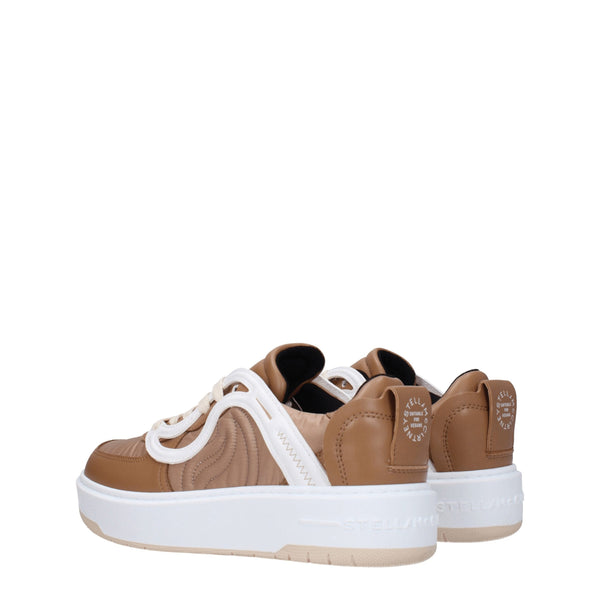 Braune klobige Turnschuhe aus Stoff