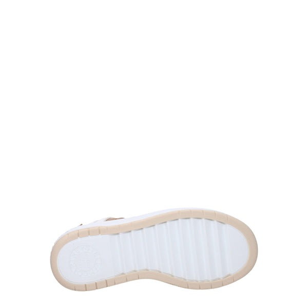 Braune klobige Turnschuhe aus Stoff