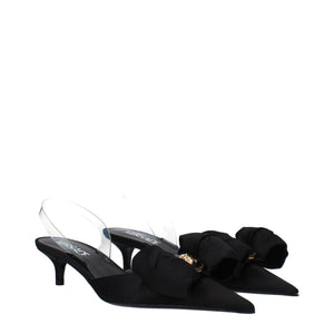Schwarze Satin-Flachsandalen