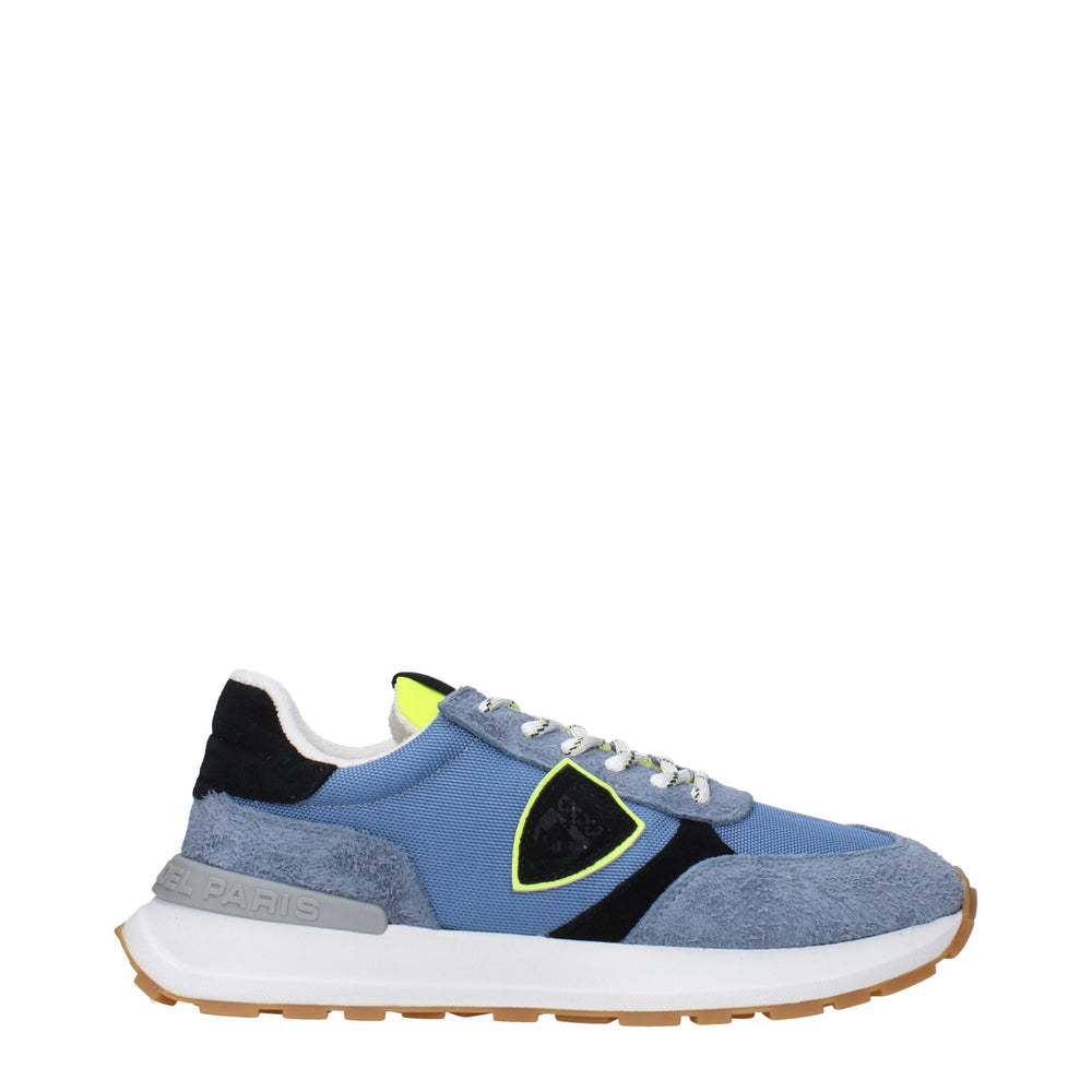 Sportliche Turnschuhe aus blauem Stoff