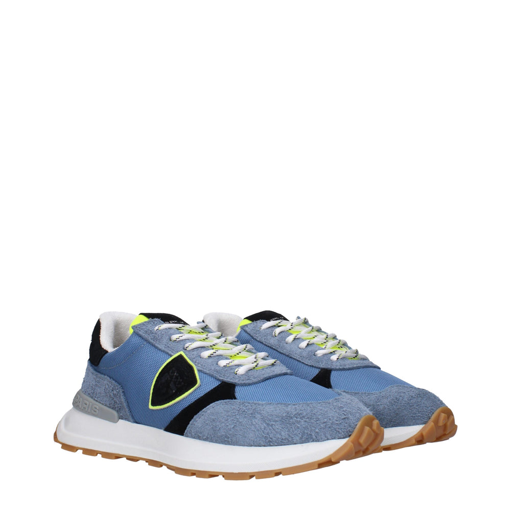 Sportliche Turnschuhe aus blauem Stoff