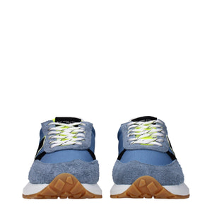 Sportliche Turnschuhe aus blauem Stoff