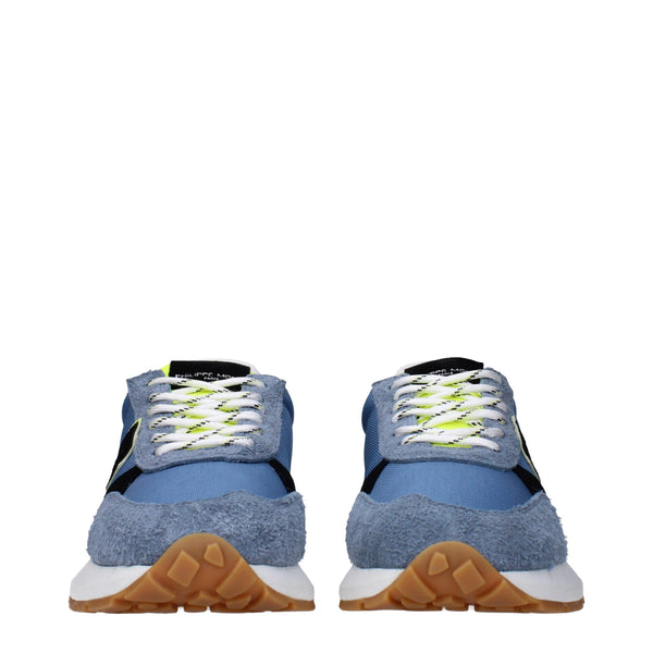 Sportliche Turnschuhe aus blauem Stoff