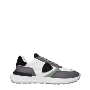 Weißer Stoff Sportliche Turnschuhe